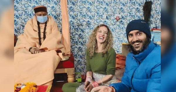 प्रयागराज महाकुंभ में अनोखी शादी, ग्रीस की पेनेलोप और भारत के सिद्धार्थ शिव खन्ना सनातन रीति-रिवाज से एक दूजे के हुए