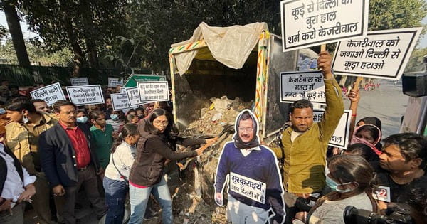 AAP सांसद स्वाति मालीवाल ने केजरीवाल के खिलाफ किया प्रदर्शन, घर के बाहर कूड़ा फेंका, पुलिस ने हिरासत में लिया