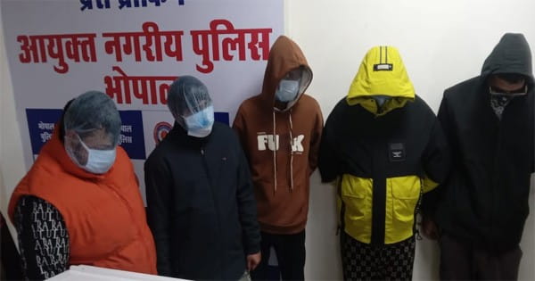 भोपाल में बड़े साइबर ठगी का खुलासा, पांच शातिर गिरफ्तार, 2.5 करोड़ का माल जब्त, जूम कार ऐप से करते थे फ्रॉड