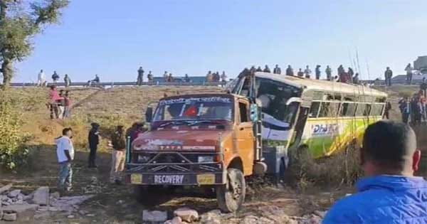 जयपुर में बड़ा हादसा, स्कूल बस पलटने से एक बच्ची की मौत, दो की हालात गंभीर, गुस्साए लोगो ने किया प्रदर्शन