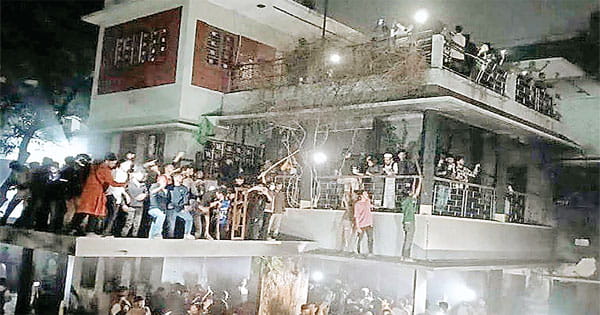 बांग्लादेश में फिर भड़की हिंसा, हमलावरों ने शेख मुजीबुर्रहमान के घर में लगाई आग