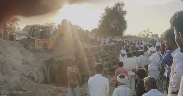 गुजरात के बनासकांठा में हादसा : सड़क किनारे काम रहे मजदूरों पर पलटा रेत से भरा डंपर, एक बच्चे समेत 4 की मौत