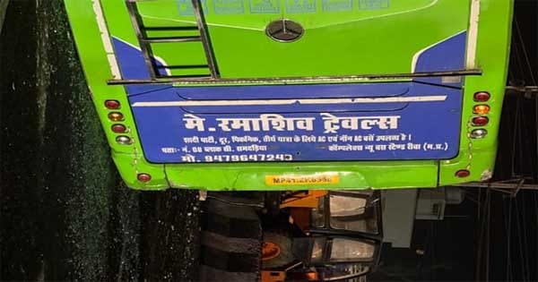 भोपाल-नर्मदापुरम हाईवे पर रमाशिव ट्रेवल्स की बस डिवाइडर से टकराई, दुर्घटना में 25 यात्री घायल