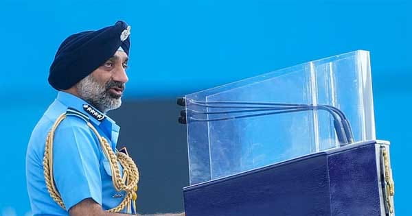कम हो रहा लड़ाकू विमानों का बेड़ा, HAL पर भड़के सेना प्रमुख, कंपनी ने जल्द डिलीवरी का दिया आश्वासन