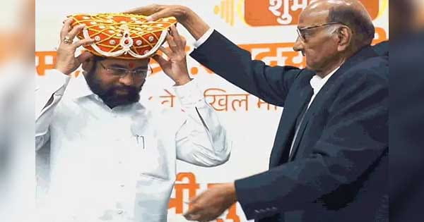 शरद पवार ने एकनाथ शिंदे को किया सम्मानित, उद्धव गुट हुआ नाराज, राउत बोले- यह महाराष्ट्र के गौरव पर आघात