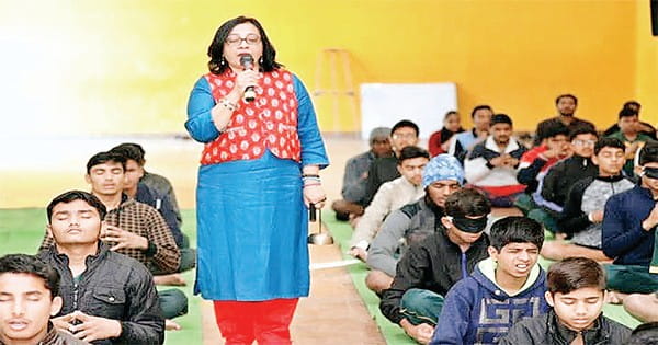 तनाव से बचने, अच्छी परफॉर्मेंस के लिए साउंड हीलिंग थैरेपी अपना रहे स्टूडेंट