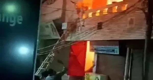 दिल्ली में दो मंजिला घर में लगी आग, लोगों ने बिल्डिंग के सेकंड फ्लोर से कूदकर बचाई जान, गैस लीक होने से हुआ हादसा