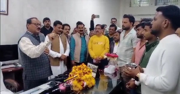 Gwalior News : जीवाजी यूनिवर्सिटी में नए कुलगुरु के पदभार ग्रहण के दौरान हंगामा, NSUI ने कुर्सी को गंगाजल से धोया