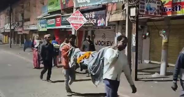 मध्यप्रदेश के सीधी में इंसानियत हुई शर्मसार! शव वाहन न मिलने पर परिजनों ने कंधे पर तीन किमी तक पैदल ढोया शव