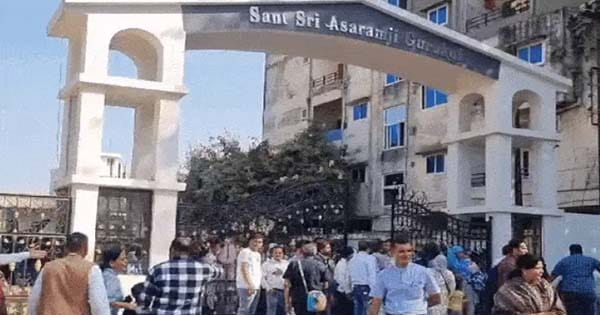 जमानत के बाद आसाराम बापू ने किया इंदौर में प्रवचन, मिलने पहुंची हजारों की भीड़, कोर्ट की शर्तों का उल्लंघन 