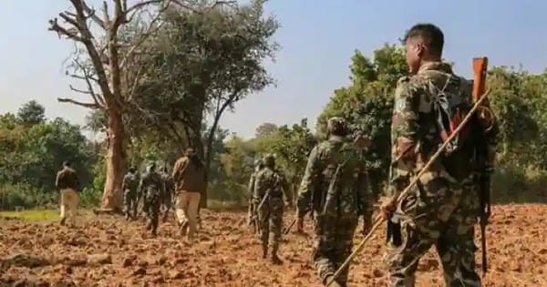 Chhattisgarh News : सुकमा जिले में सुरक्षाबलों ने जंगल से विस्फोटक और नक्सली सामान बरामद