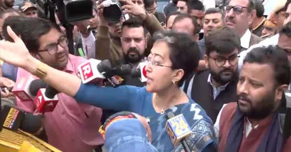दिल्ली विधानसभा के बाहर हंगामा, AAP विधायकों को नहीं मिली एंट्री, आतिशी बोलीं- कैसे विधानसभा में घुसने नहीं देंगे, किससे ऑर्डर आया है? 