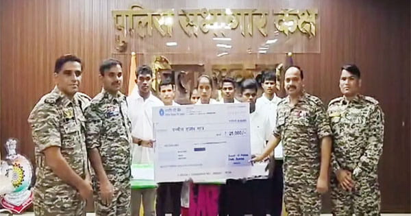 Chhattisgarh News : कोंटा में 7 हार्डकोर नक्सलियों ने किया आत्मसमर्पण, एक दंपति भी शामिल; सभी पर था 32 लाख का इनाम