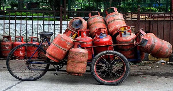LPG Price Hike : होली और रमजान के महीने में महंगा हो गया गैस सिलेंडर, जानिए किस शहर में कितने बढ़े दाम