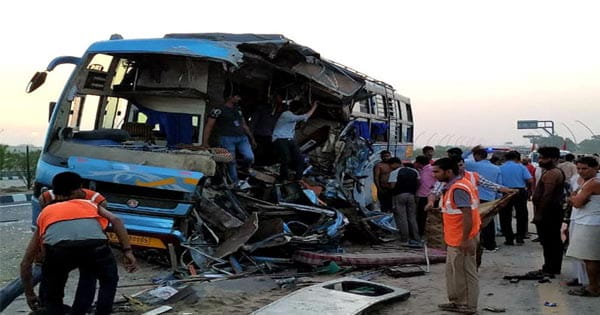 आगरा-लखनऊ एक्सप्रेसवे पर भीषण हादसा, ट्रक में जा घुसी स्लीपर बस, 4 की मौत, 20 घायल