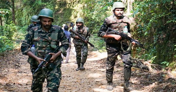 Chhattisgarh Encounter Update : नक्सलियों और सुरक्षाबलों के बीच फायरिंग, 2 नक्सलियों की मौत, कई हथियार हुए बरामद