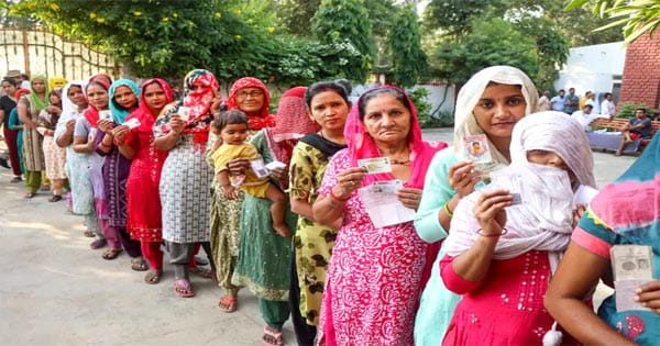 हरियाणा में 9 नगर निगम समेत 40 निकायों में मतदान जारी, केंद्रीय मंत्री मनोहर लाल खट्टर ने करनाल में डाला वोट, ईवीएम में गड़बड़ी की भी शिकायत