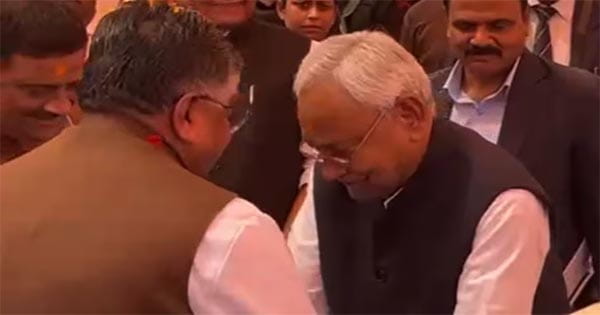 रविशंकर प्रसाद के पैर छूने के लिए झुके CM नीतीश, बीजेपी सांसद ने लगाया गले, पटना में होली मिलन समारोह का आयोजन