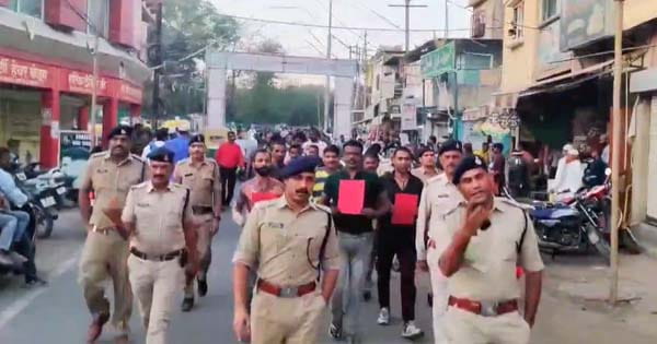 इंदौर में पुलिस की सख्त कार्रवाई, 2 दर्जन से ज्यादा गुंडों का रेड नोटिस जुलूस निकाला, अपराधियों पर होगी NSA की कार्रवाई