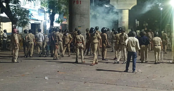 औरंगजेब की कब्र विवाद पर नागपुर में बवाल : पुतला जलाने के बाद हिंसा, पुलिस पर हमला; कर्फ्यू लागू, कई स्कूलों में छुट्टी का ऐलान