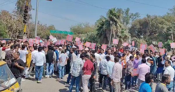 मऊगंज हत्याकांड के विरोध में रीवा बंद, ब्राह्मण संगठन ने नारेबाजी कर किया प्रदर्शन