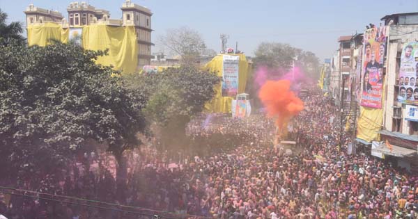 Indore Gair : रंगपंचमी पर रंगों से सराबोर हुआ इंदौर, गेर में टैंकरों से रंगों की बौछार, राजवाड़ा पर जबरदस्त माहौल