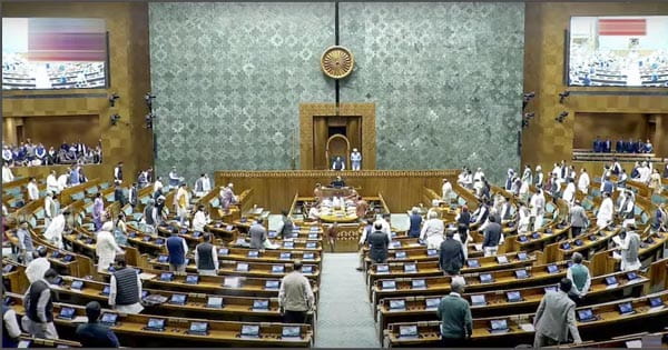 लोकसभा में नारे लिखी टी-शर्ट को लेकर हंगामा, कार्यवाही दिन भर के लिए स्थगित, जानें पूरा मामला