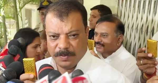 नेता प्रतिपक्ष उमंग सिंघार ने आयकर महानिदेशक से की भेंट, परिवहन घोटाले को लेकर सौंपे दस्तावेज, सोने की ईंटें लेकर पहुंचे कांग्रेस नेता