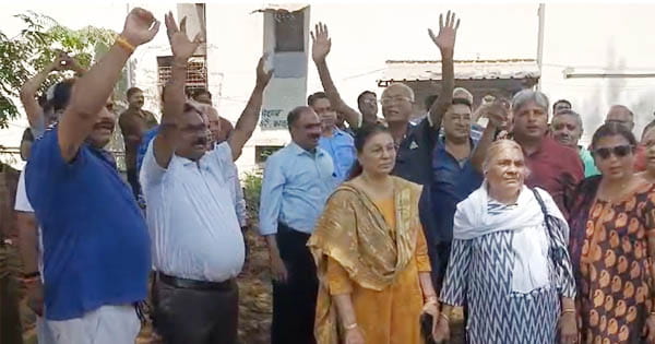 Bhopal News : रहवासी क्षेत्र में शराब की दुकान खोलने पर भड़के लोग, विरोध में उतरीं महिलाएं
