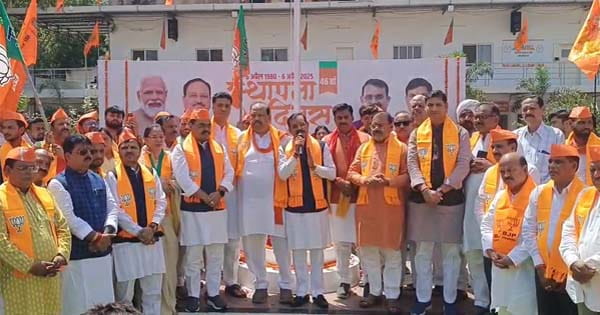 BJP Foundation Day : प्रदेश भाजपा कार्यालय में VD शर्मा ने फहराया पार्टी का झंडा, सभी कार्यकर्ताओं को दी बधाई, बोले- अटल जी ने दिखाया रास्ता