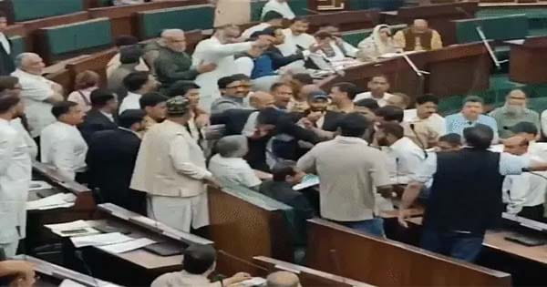 जम्मू-कश्मीर विधानसभा में वक्फ कानून को लेकर हंगामा, NC और बीजेपी विधायकों के बीच धक्का-मुक्की, बिल की कॉपी भी फाड़ी