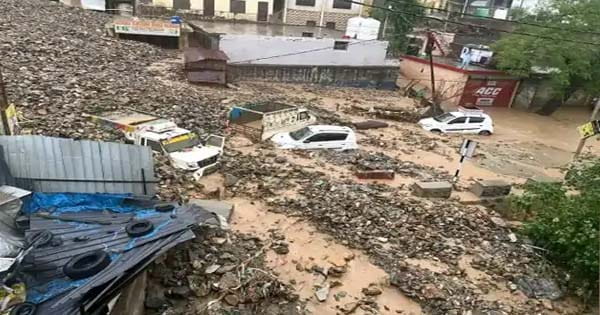 जम्मू-कश्मीर में बादल फटने से बड़ा हादसा, 3 लोगों की मौत, लैंडस्लाइड से नेशनल हाईवे बंद, जानें देश के मौसम का हाल