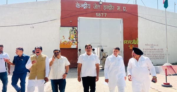 इंदौर : चिंटू चौकसे से मिलने पहुंचे कांग्रेस के बड़े नेता, प्रदेश प्रभारी और पीसीसी चीफ ने की मुलाकात, कहा- कानून और सड़क दोनों मोर्चों पर लड़ी जाएगी न्याय की लड़ाई