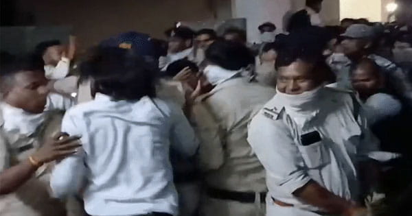 हिंदू छात्राओं से रेप के आरोपियों पर कोर्ट में हमला, पेशी के दौरान भगवा गमछा देख भड़के वकील, जमकर पीटा
