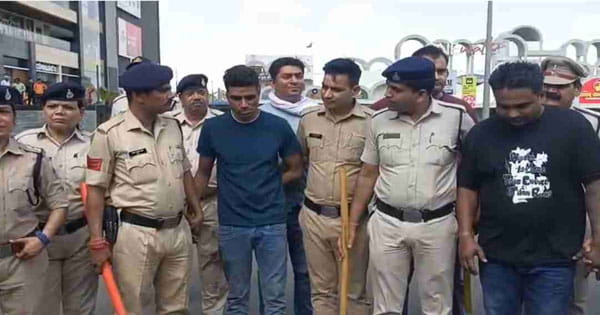 भोपाल : पुलिसकर्मी से मारपीट करने वाले तीनों आरोपी गिरफ्तार, पुलिस ने निकाला जुलूस, आरोपी बोले- पुलिस हमारी बाप है...