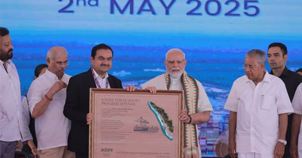 PM मोदी ने 'विझिनजाम इंटरनेशनल डीप वाटर मल्टीपर्पज सी पोर्ट' राष्ट्र को किया समर्पित, मंच पर केरल CM और थरूर मौजूद रहे