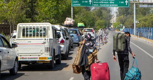 पाकिस्तान ने अटारी बॉर्डर पर फंसे PAK नागरिकों के लिए फिर खुला गेट, वीजा रद्द होने से कई मरीज लौटे गंभीर हालत में