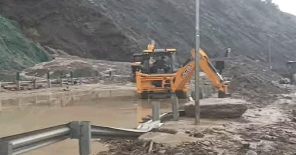 जम्मू-कश्मीर : रामबन में बादल फटने से फ्लैश फ्लड, NH-44 दोनों तरफ से बंद, दिल्ली-NCR और यूपी में तूफान से 10 की मौत