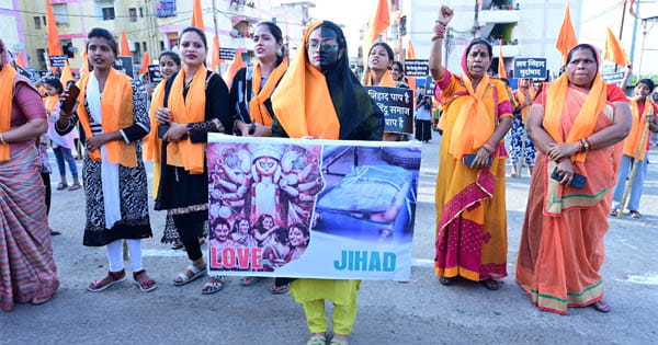 Bhopal Love Jihad : भोपाल के 26 चौराहों पर प्रदर्शन, भगवा-बुर्का पहनकर युवतियों ने किया प्रतीकात्मक विरोध, सड़कों पर उतरा सकल हिंदू समाज