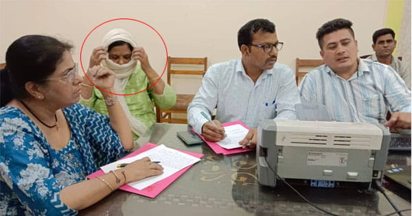 जबलपुर जिला अस्पताल में लोकायुक्त की कार्रवाई, महिला कर्मी को 4 हजार की लेते रंगे हाथ पकड़ा, RTI की जानकारी देने के बदले मांगी रिश्वत