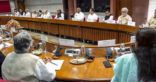 'ऑपरेशन सिंदूर' पर सर्वदलीय एकजुटता, विपक्ष ने की सेना की कार्रवाई की सराहना, रक्षा मंत्री बोले- ऑपरेशन अभी जारी...