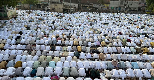 Eid-Ul-Adha 2025 : देशभर में आज मनाई जा रही बकरीद, मस्जिदों में अदा की गई नमाज; जानें क्यों दी जाती है कुर्बानी