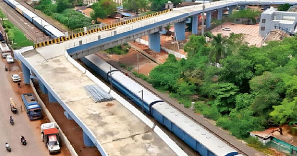 भोपाल के ऐशबाग रेलवे ओवरब्रिज पर उठे सवाल : 90 डिग्री का मोड़ देख सोशल मीडिया पर लोग बोले- एंगल बनाकर आएगी मौत!