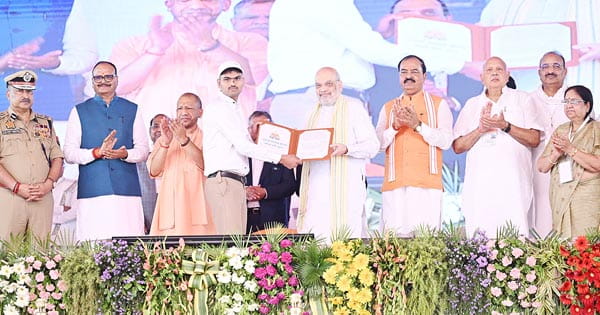 'न खर्ची, न पर्ची, न सिफारिश'.... लखनऊ में अमित शाह ने 60,244 नव-नियुक्त सिपाहियों को सौंपे नियुक्ति पत्र