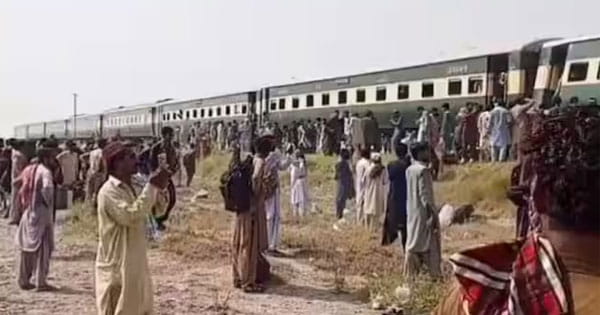 Pakistan News : जैकोबाबाद में विस्फोट के बाद जाफर एक्सप्रेस के 4 डिब्बे पटरी से उतरे, पेशावर से क्वेटा जा रही थी ट्रेन
