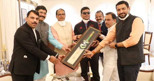 CM शिवराज से मिले ब्लाइंड क्रिकेट एसोसिएशन के सदस्य, सम्मान स्वरूप भेंट किया बैट