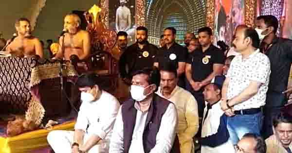 जैन मुनि ने की भविष्यवाणी : जल्द MP के सीएम होंगे केंद्रीय मंत्री सिंधिया, समर्थकों की तालियों से गूंज उठा परिसर