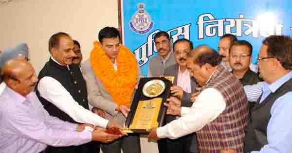 जबलपुर एसपी बहुगुणा हुए सम्मानित : सेवा निवृत्त पुलिस अधीकारी एसोसिएशन ने भेंट किए सम्मान पत्र, सनसनीखेज लूट की वारदात का किया था खुलासा