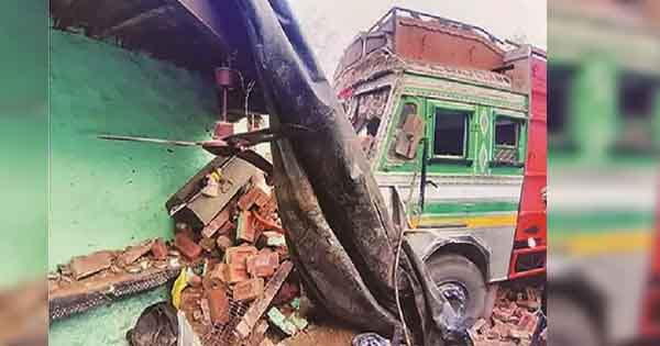 जबलपुर में टला बड़ा हादसा: अनियंत्रित ट्रक ने कार को मारी टक्कर, 3 मकानों और बाउंड्रीवॉल को तोड़ा, ट्रक छोड़कर भागा ड्राइवर