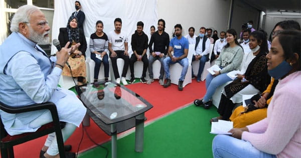 Ukraine से वाराणसी लौटे छात्र, PM मोदी ने की मुलाकात